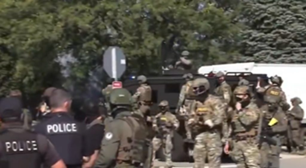 Federal Agents Boxed in and Ambushed by 10 Cars in Chicago, Forced to Fire Defensive Rounds Against Armed Attacker | The Gateway Pundit