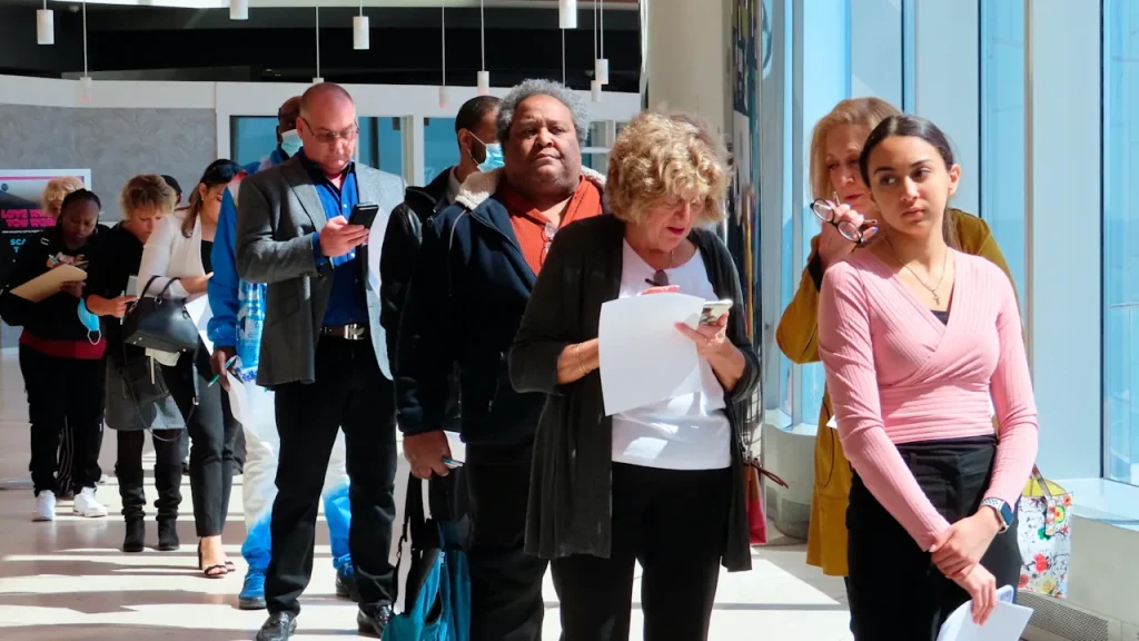 Weekly claims for unemployment benefits drop