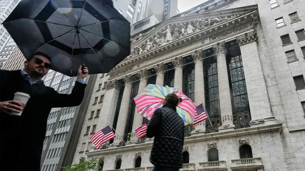 Amazon lifts markets to close out another winning week and month