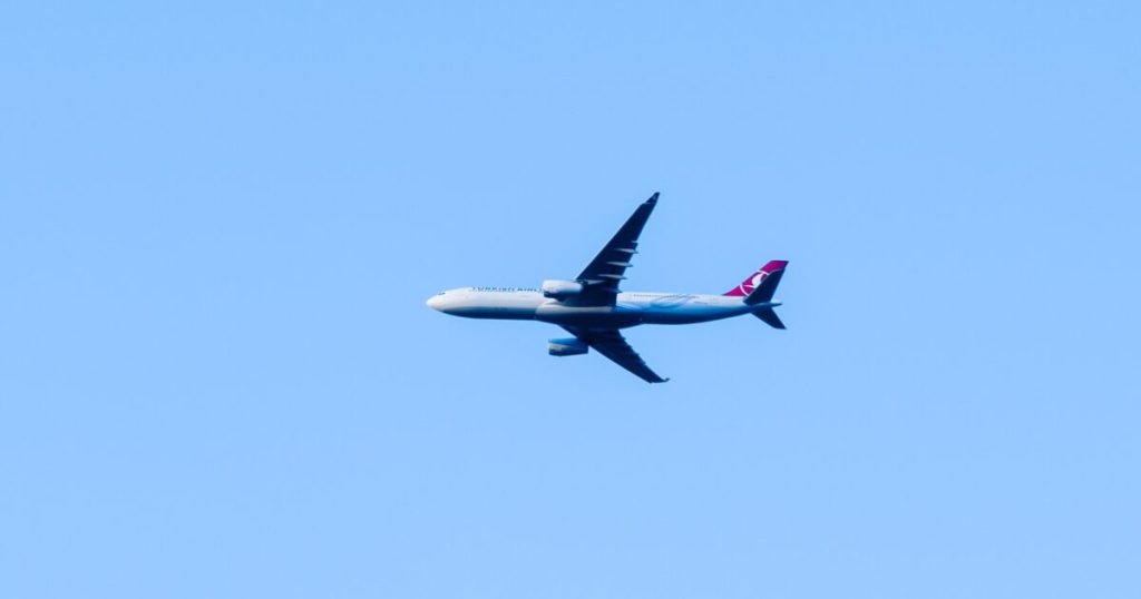 Male Passenger Invokes Sharia Law to Refuse Sitting Next to Woman, Then Attacks Female Flight Attendant * The Gateway Pundit * by Jim Hᴏft