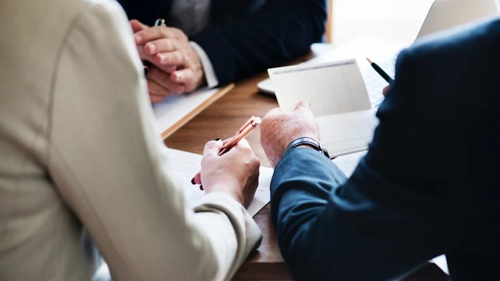 Is Popular (BPOP) Still Stuck Trading Below Its Earnings Value?